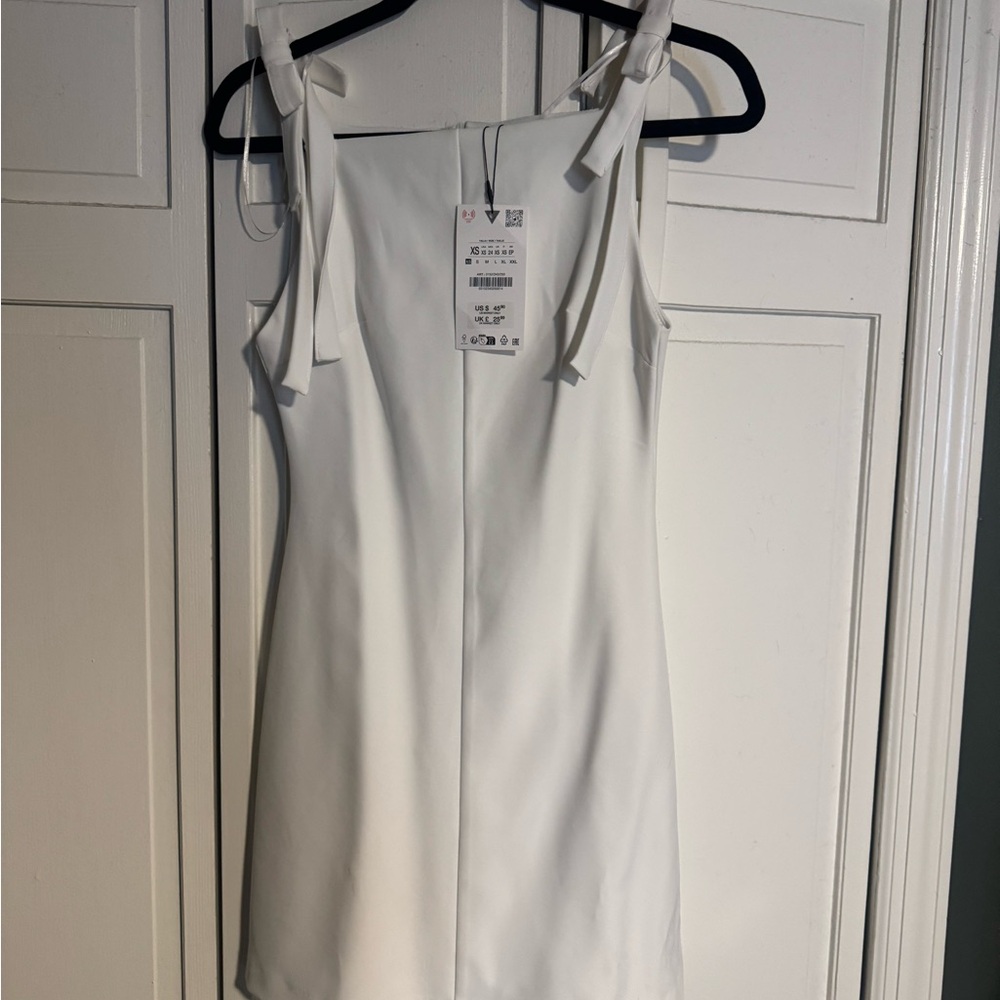 Elegant White Sleeveless Dress with Bow Straps